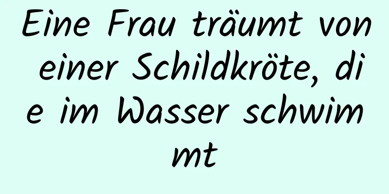 Eine Frau träumt von einer Schildkröte, die im Wasser schwimmt