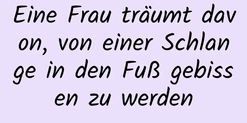 Eine Frau träumt davon, von einer Schlange in den Fuß gebissen zu werden