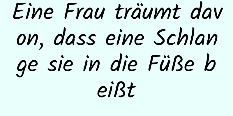 Eine Frau träumt davon, dass eine Schlange sie in die Füße beißt