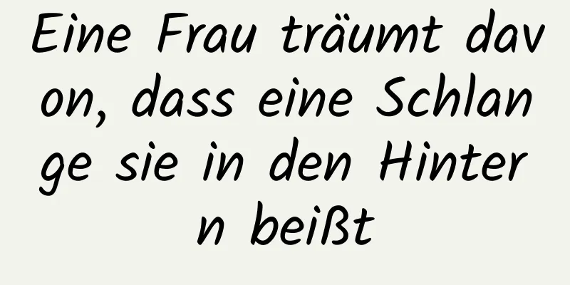 Eine Frau träumt davon, dass eine Schlange sie in den Hintern beißt