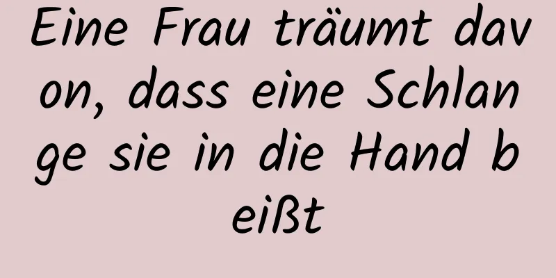 Eine Frau träumt davon, dass eine Schlange sie in die Hand beißt